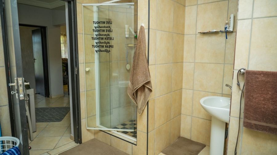 8 Bedroom Property for Sale in Flamwood North West